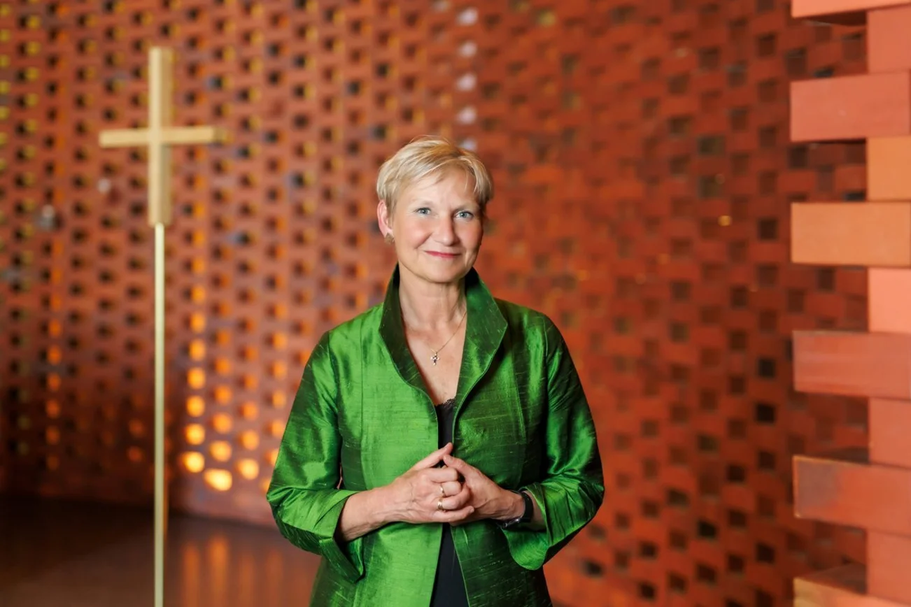 Eine Frau in einer Kirche