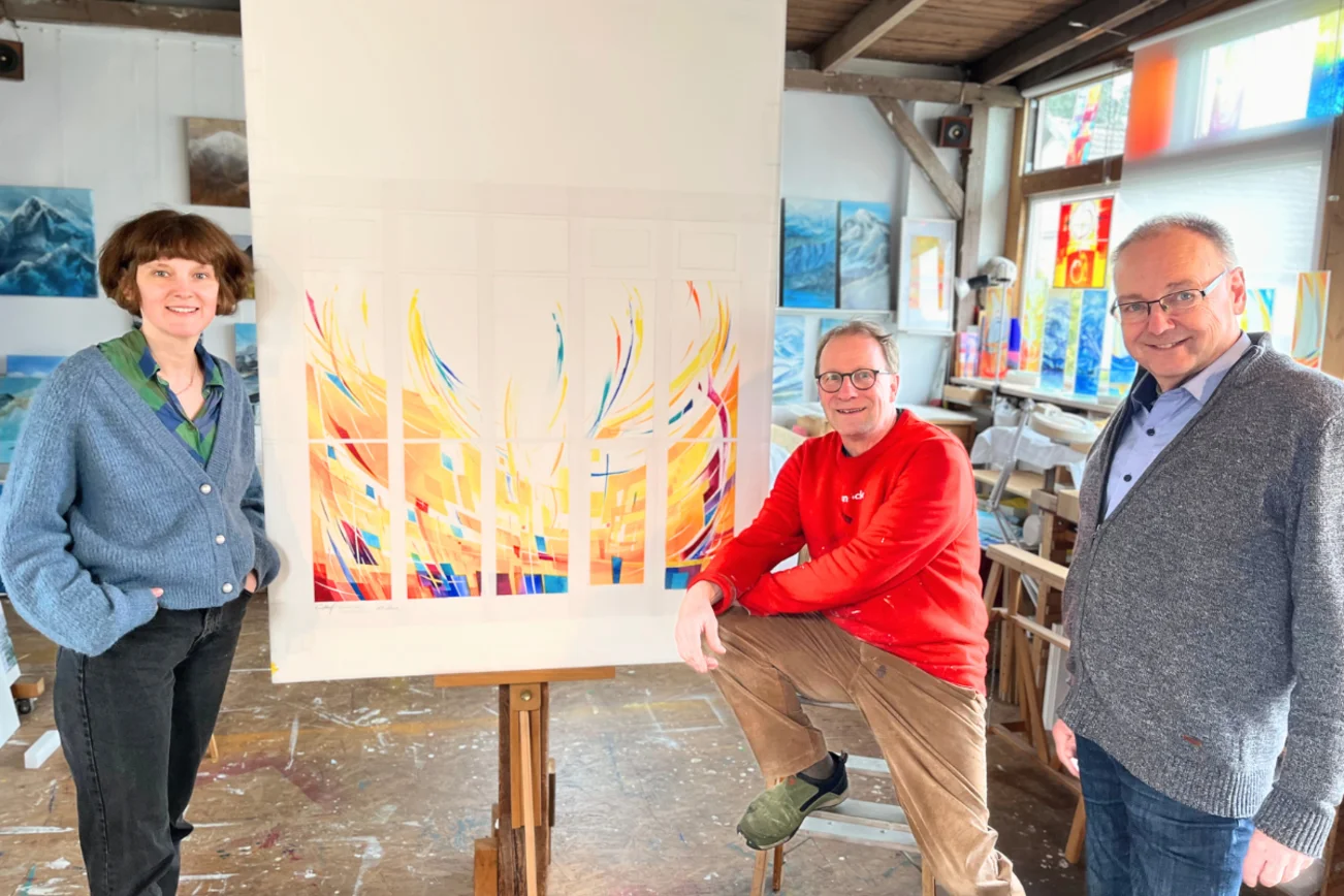 Drei menschen in einem Atelier