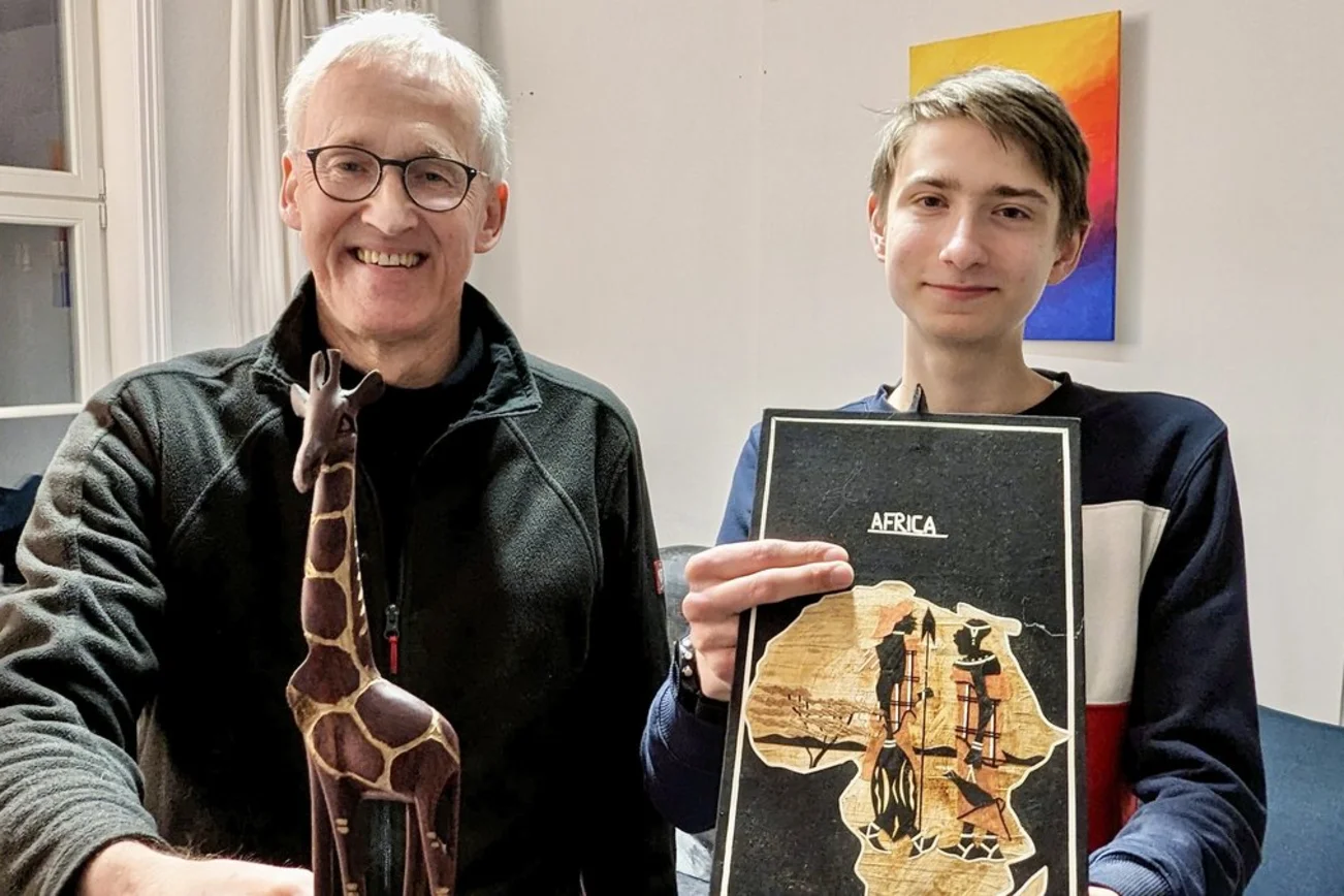 Zwei menschen zeigen Gegenstände