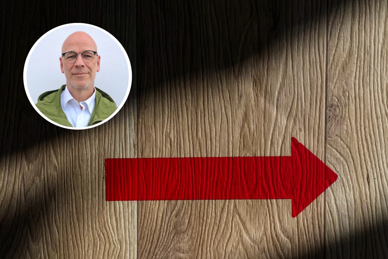 Eine Fotocollage mit einem roten Pfeil