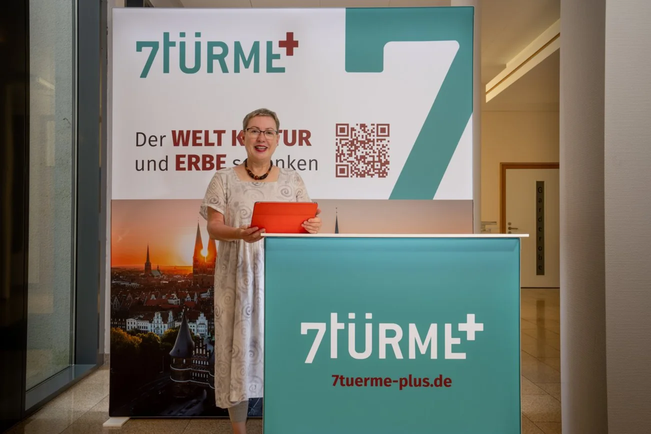 Eine Frau lächelt in die Kamera. 