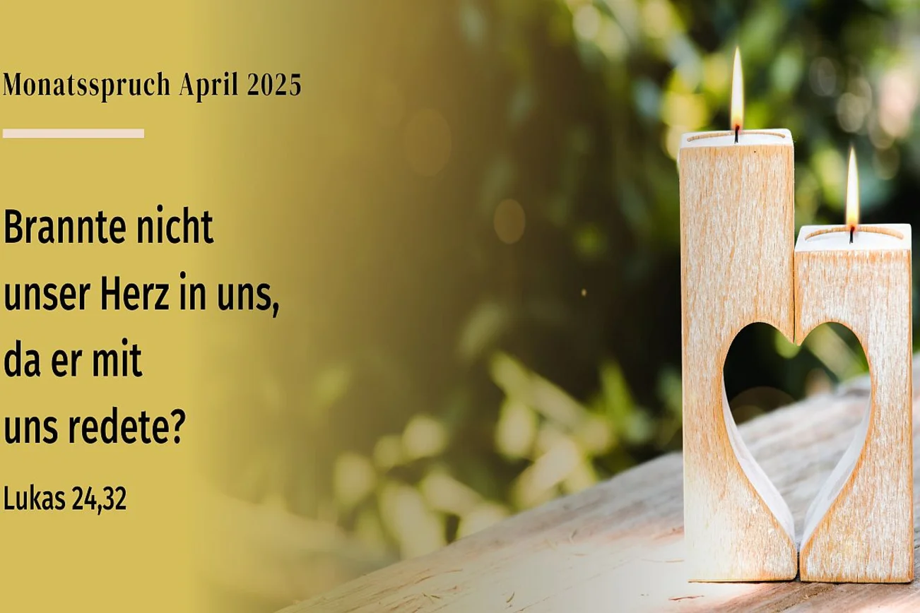 Zwei Kerzenhalter bilden ein Herz