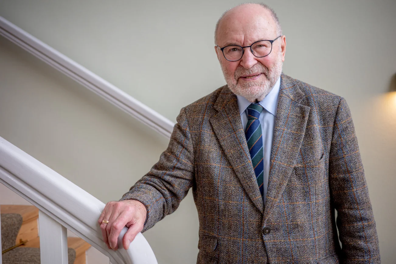 Ein Mann steht an einem Treppengeländer