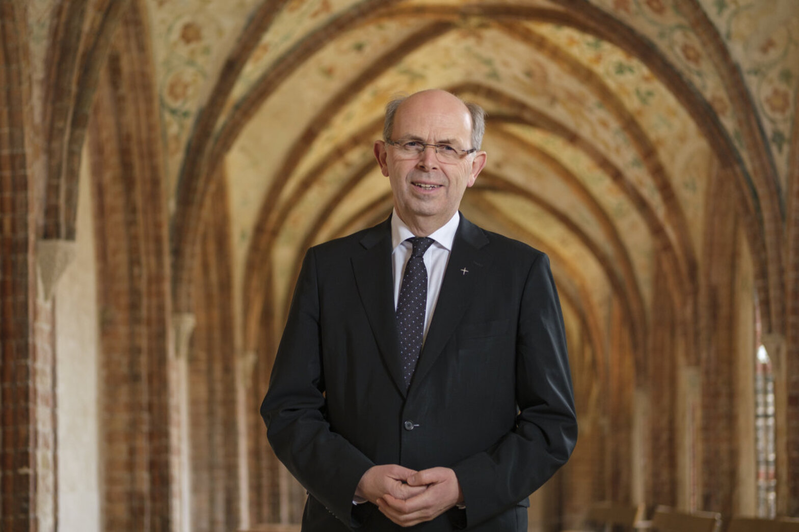 Ein Mann steht in einer Kirche