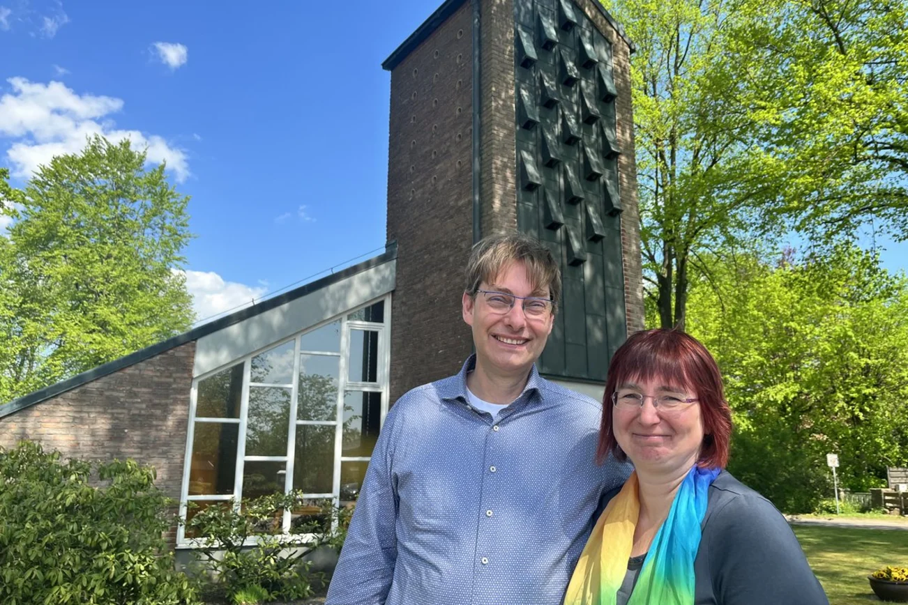 Zwei Personen vor einer Kirche