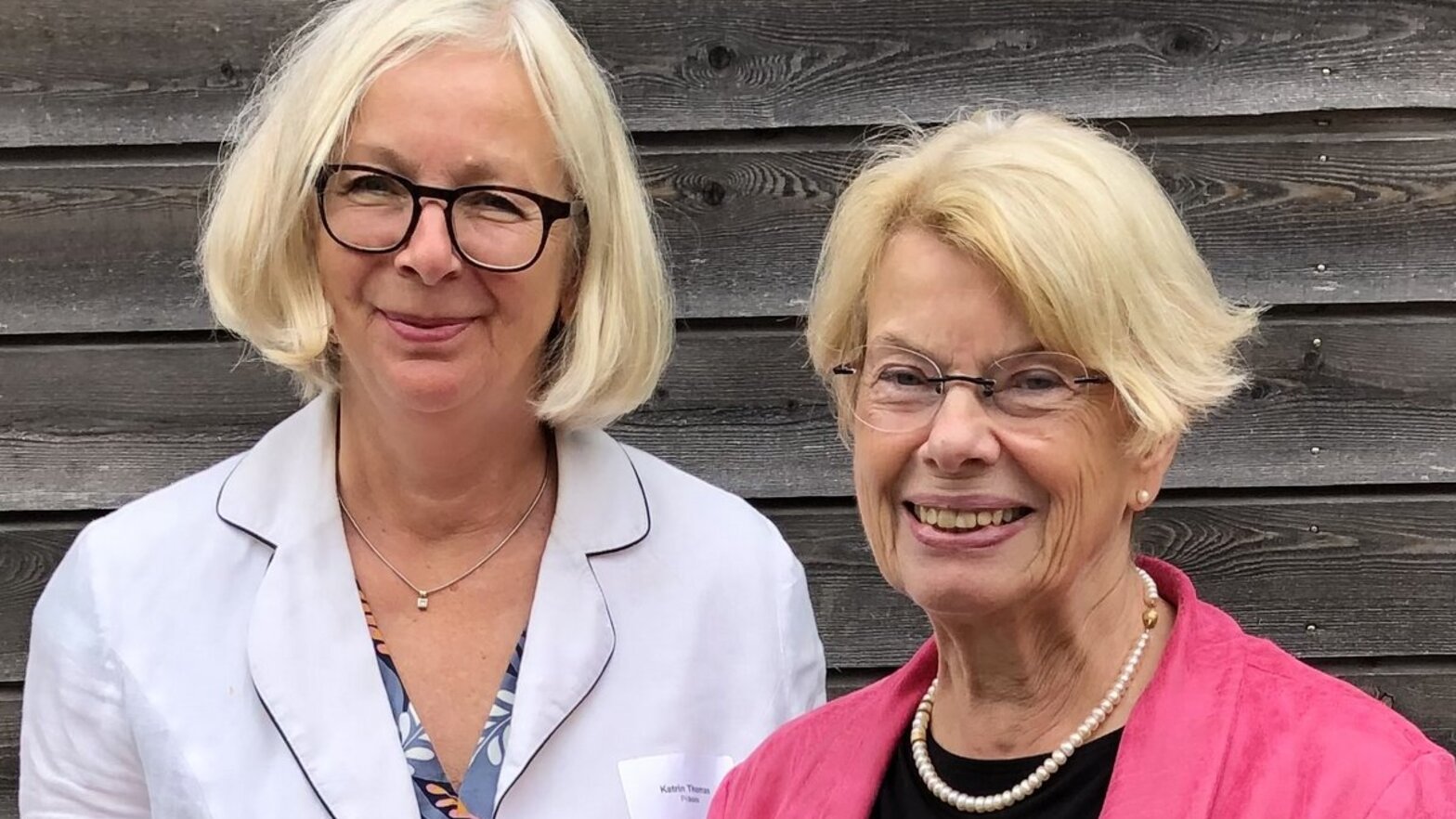 Zwei Frauen schauen in die Kamera