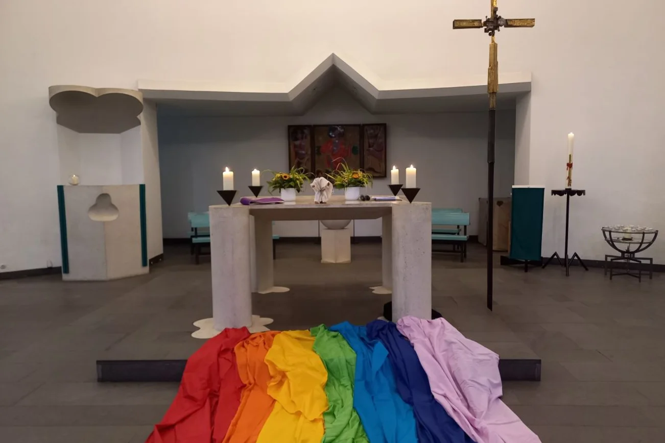 Geschmückter Altar mit bunten Tüchern zur Verabschiedung der Maxi-Kinder in der Aumühler Kirche 2024
