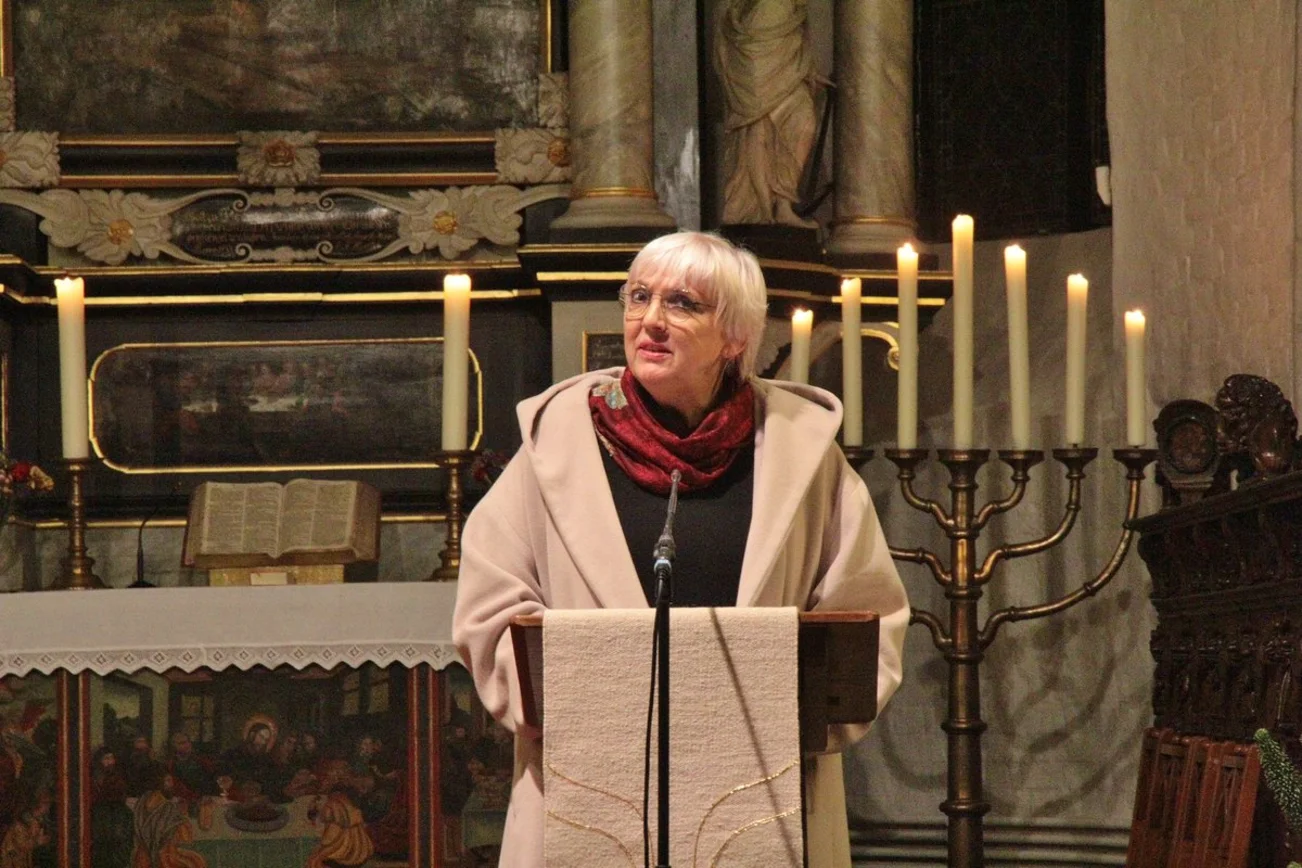 Eine Frau in einer Kirche