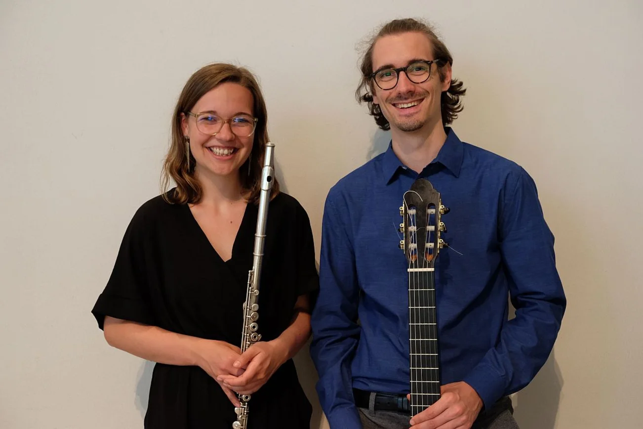 Eine Frau mit Flöte und eine Mann mit Gitarre