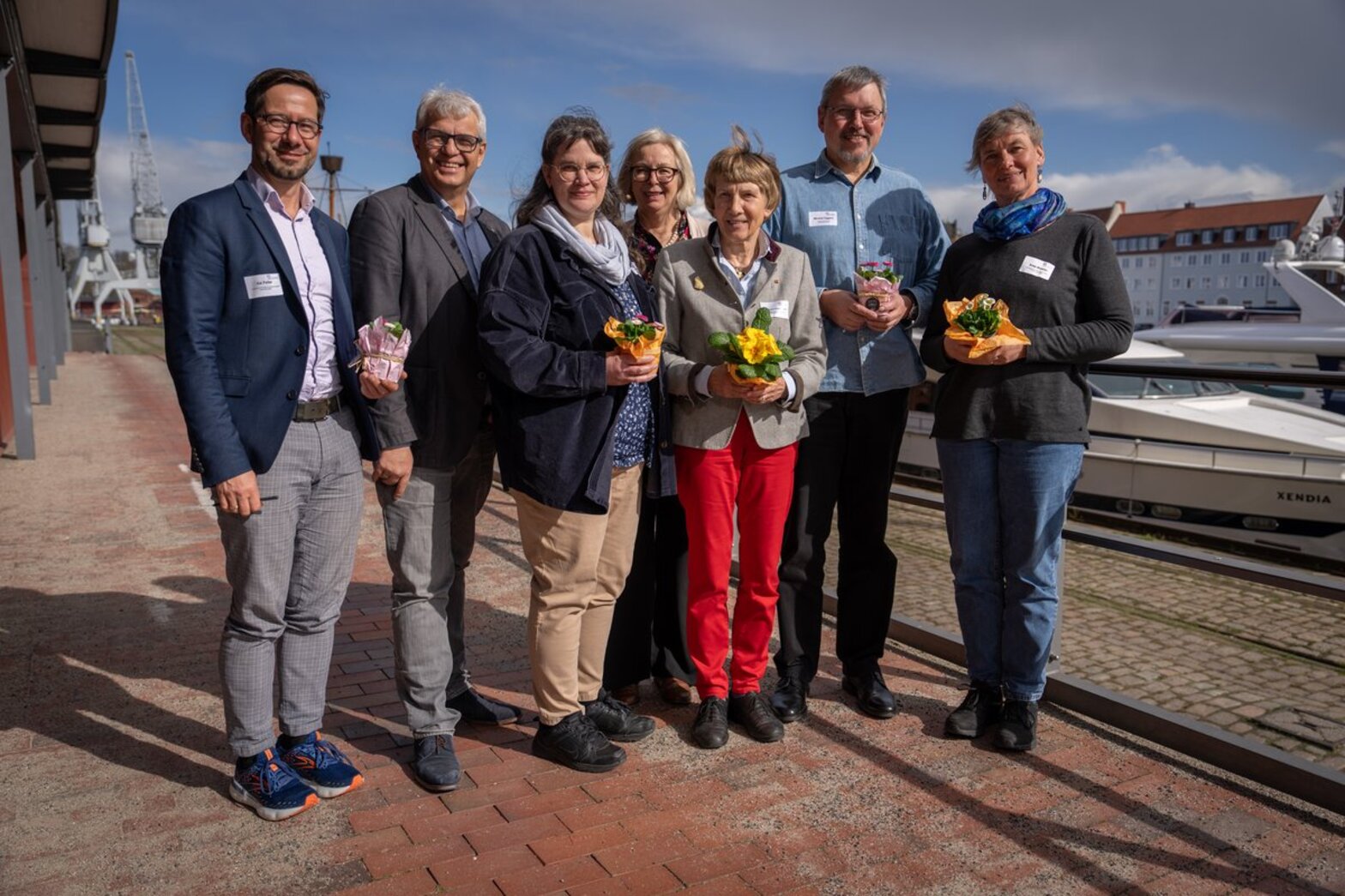 Menschen vor maritimer Kulisse