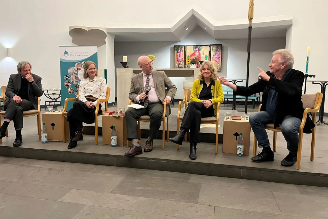 Auf dem Podium saßen Ann-Christin von Steinaecker, Fachschaftsleiterin  Musik an der Sachsenwaldschule Gymnasium Reinbek, Birgit Erz, Violinisten im weithin bekannten Trio Boulanger aus Aumühle, Professor Elmar Lampson, Komponist von zeitgenössischer Musik und ehemaliger Präsident der Hochschule für Musik und Theater in Hamburg sowie Gerhard Kappelhoff, Musiktherapeut an der Kinderkrebs-Abteilung des Universitäts-Klinikum Hamburg-Eppendorf. Moderiert wurde die Veranstaltung vom Kulturbeauftragten der Evangelischen Kirche in Deutschland, Professor Dr. Johann Hinrich Claussen.