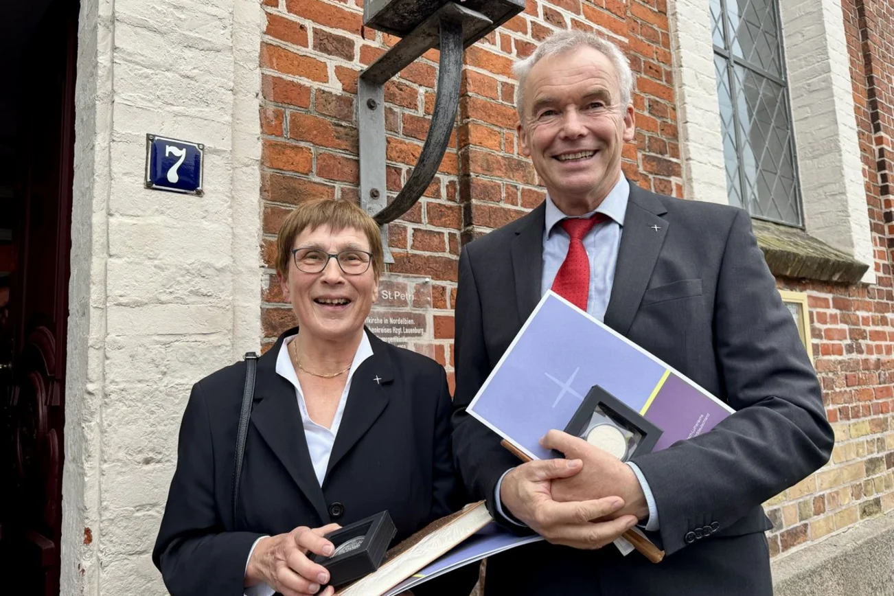 Zwei Personen stehen vor einer Kirche