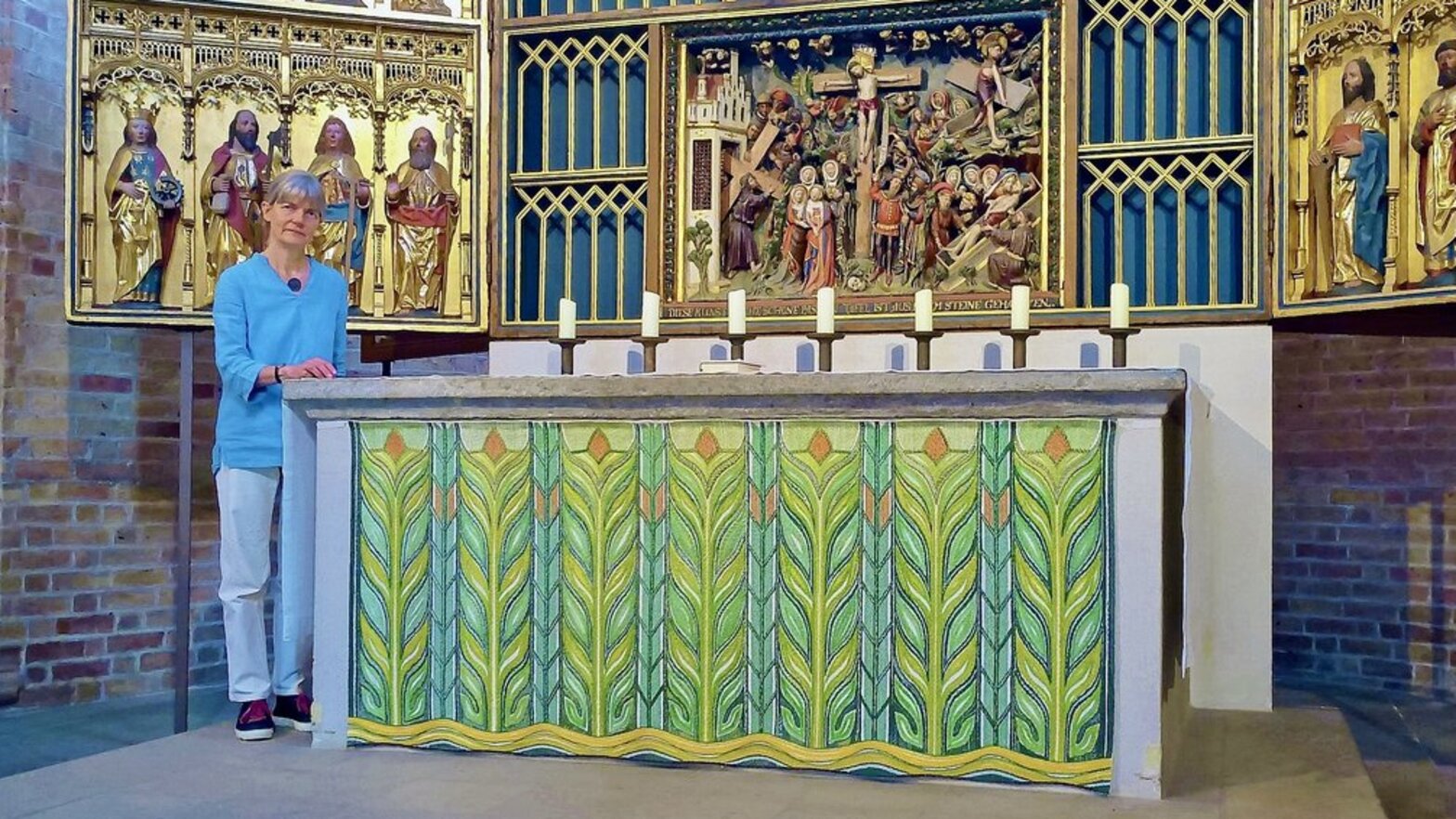 Eine Frau in einer Kirche