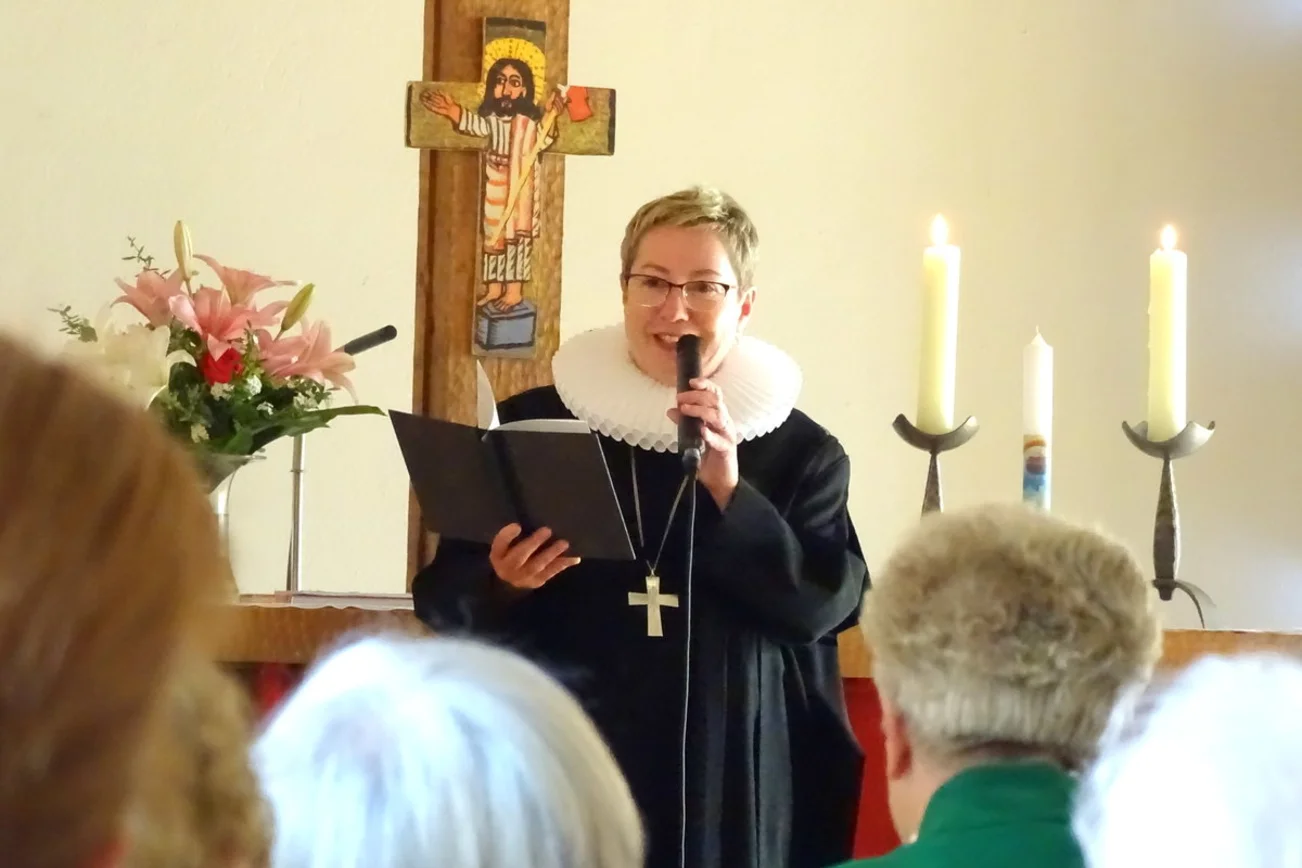 Eine Frau spricht in einer Kirche