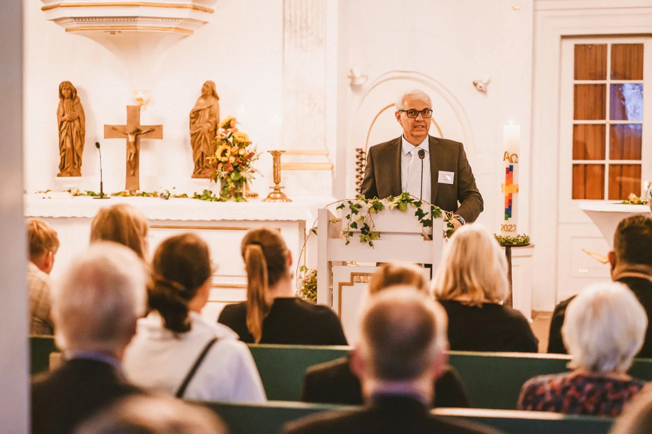 Ein Mann hält eine Rede am Podium.