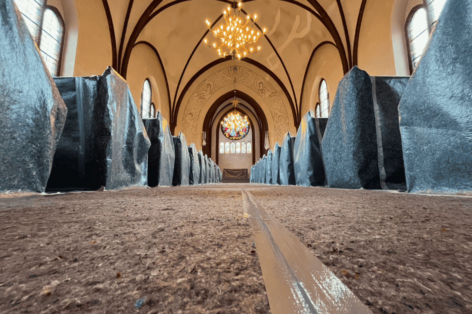 Innenraum der Kirche verhüllt