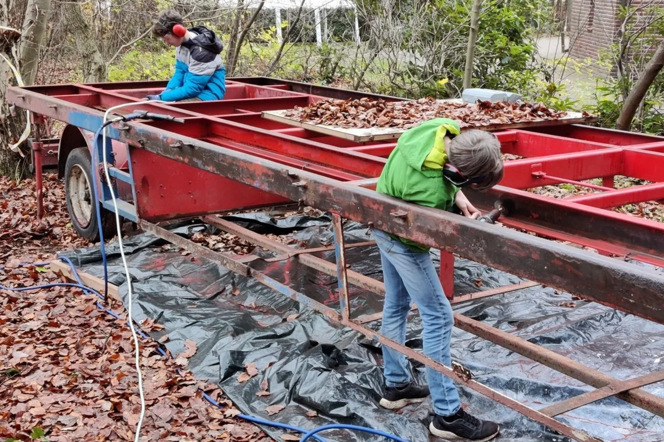 Die Schleifarbeiten am Fahrgestell waren mühsam, dennoch ließ sich das Team nicht entmutigen. 