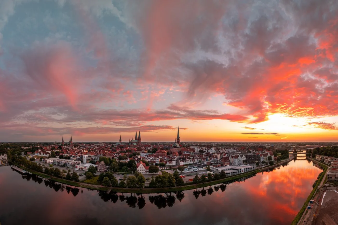 Blick auf die Lübecker Altstadt im Sonnenuntergang