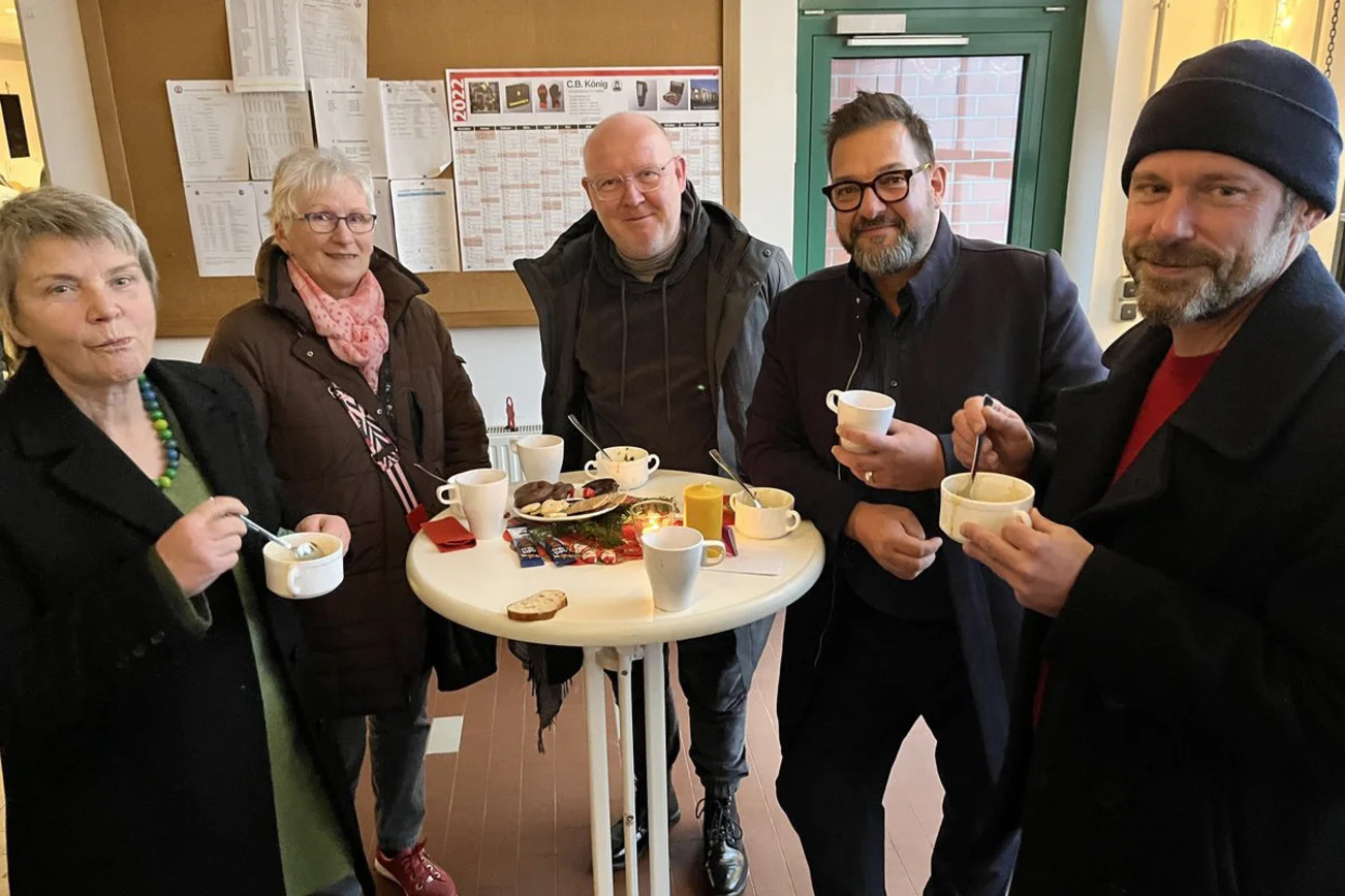 Menschen an einem Bistrotisch
