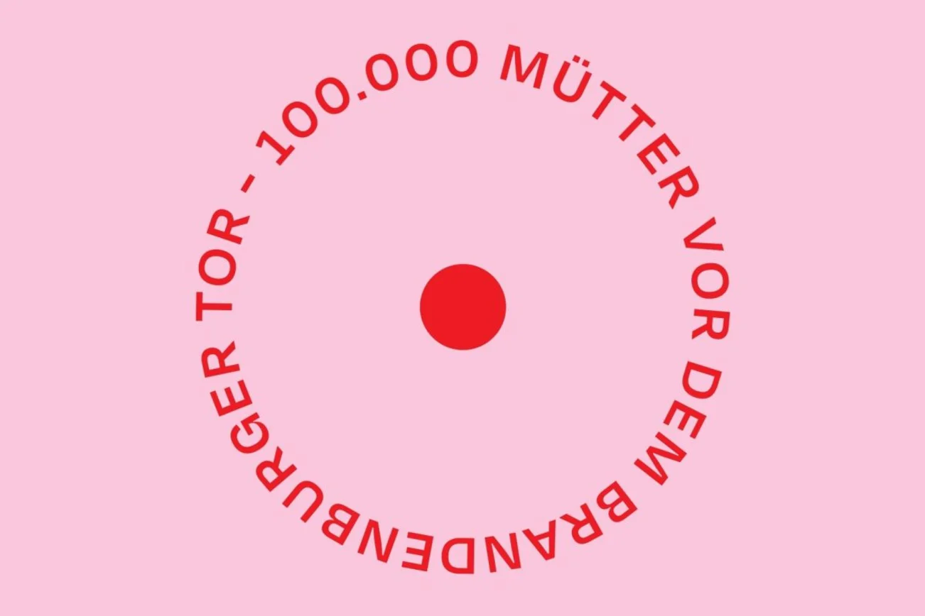 Schriftzug im Kreis 100000 Mütter vor dem Brandenburger Tor