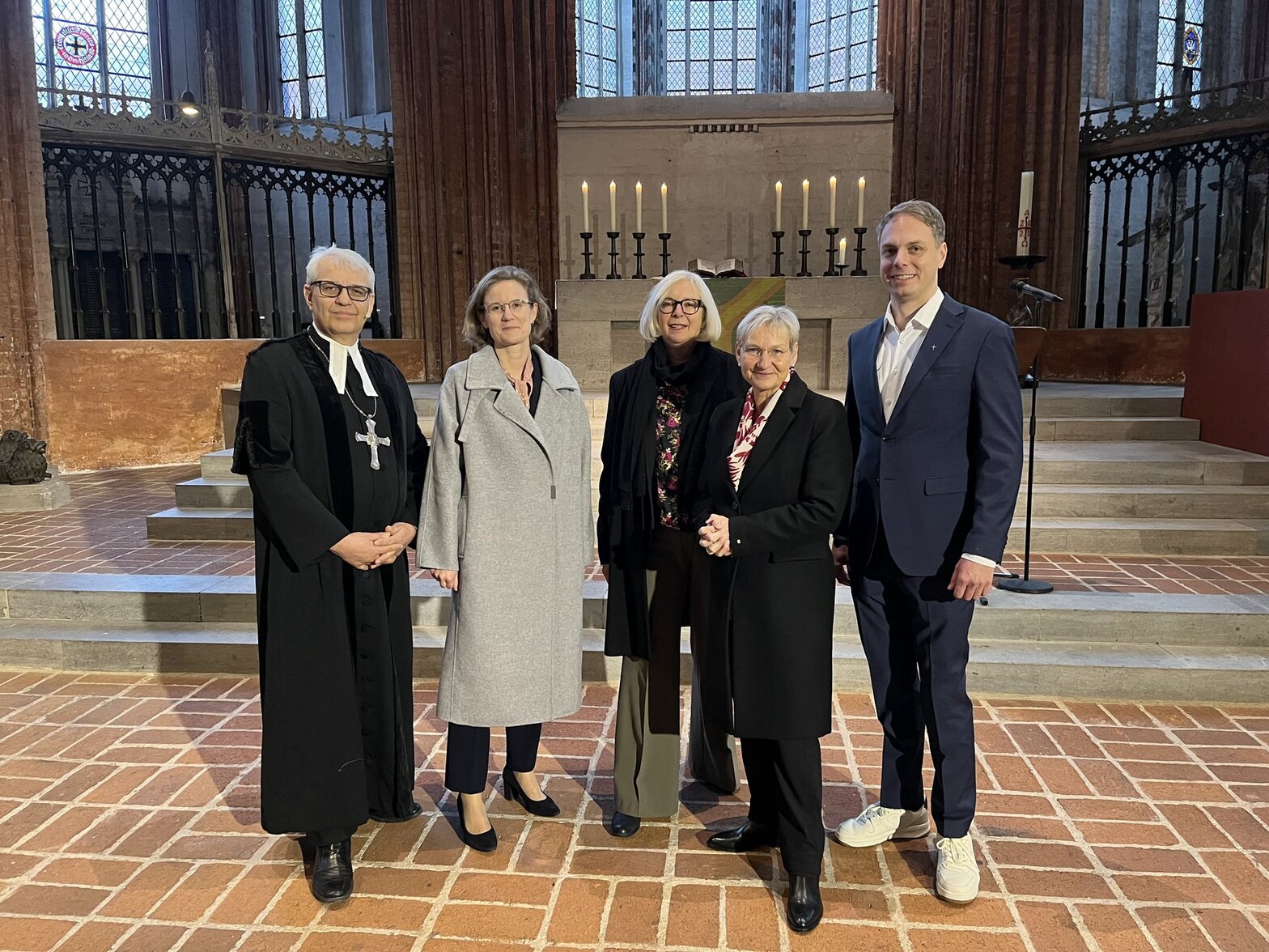 Menschen in einer Kirche