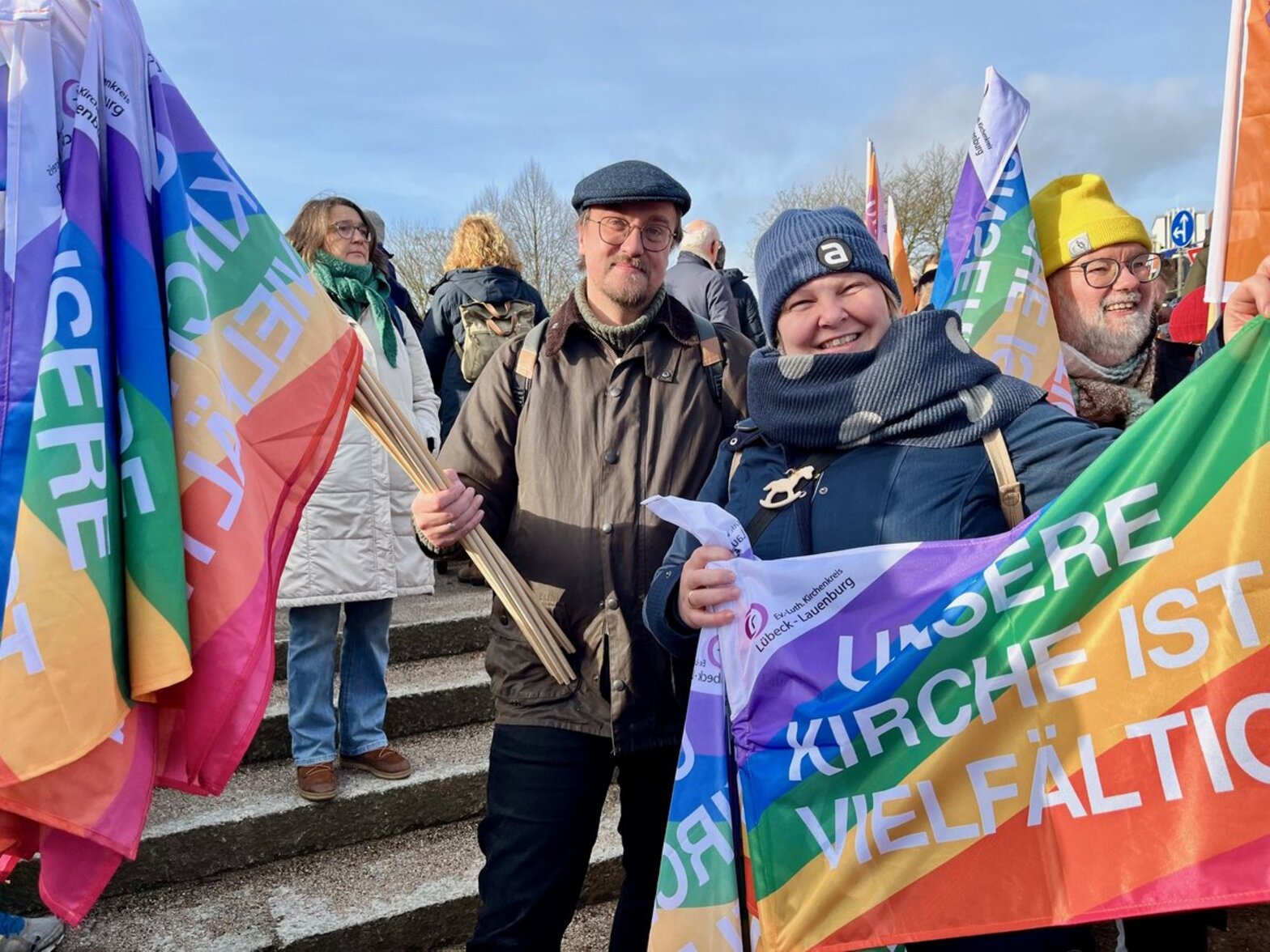 Menschen mit Kirchenflaggen