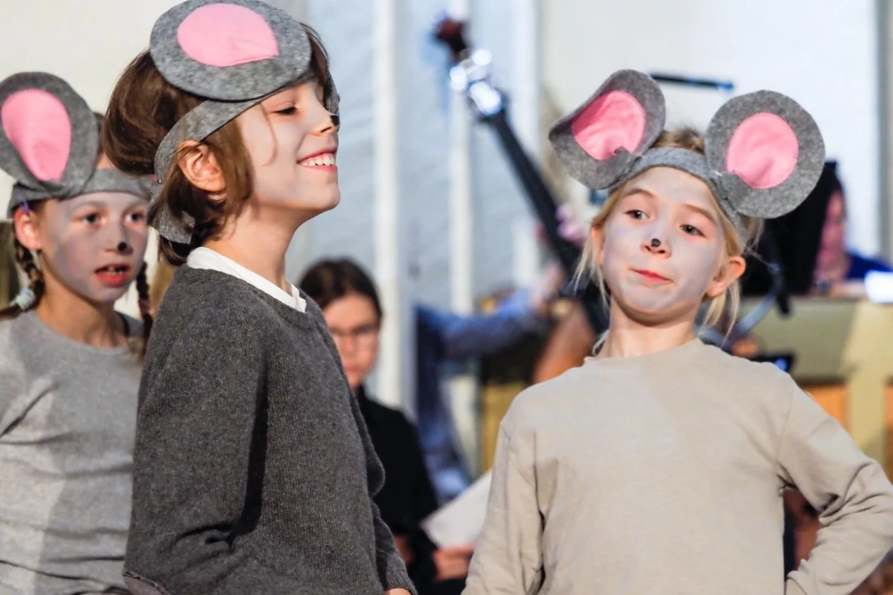 Schauspieler des Musicals "Maeuse in der Kirche", Kinder die als Mäuse verkleidet sind.