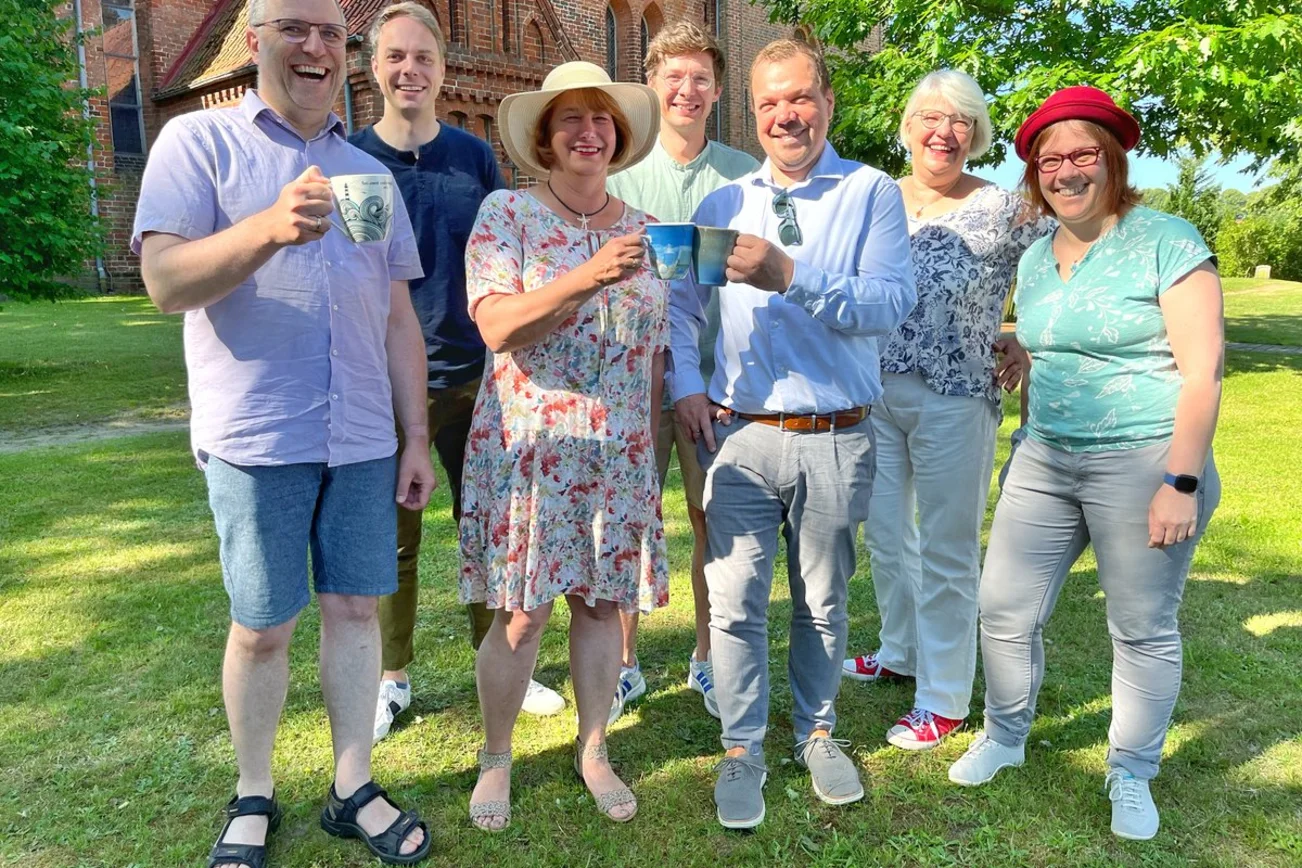 Fröhliche Menschen vor einer Kirche