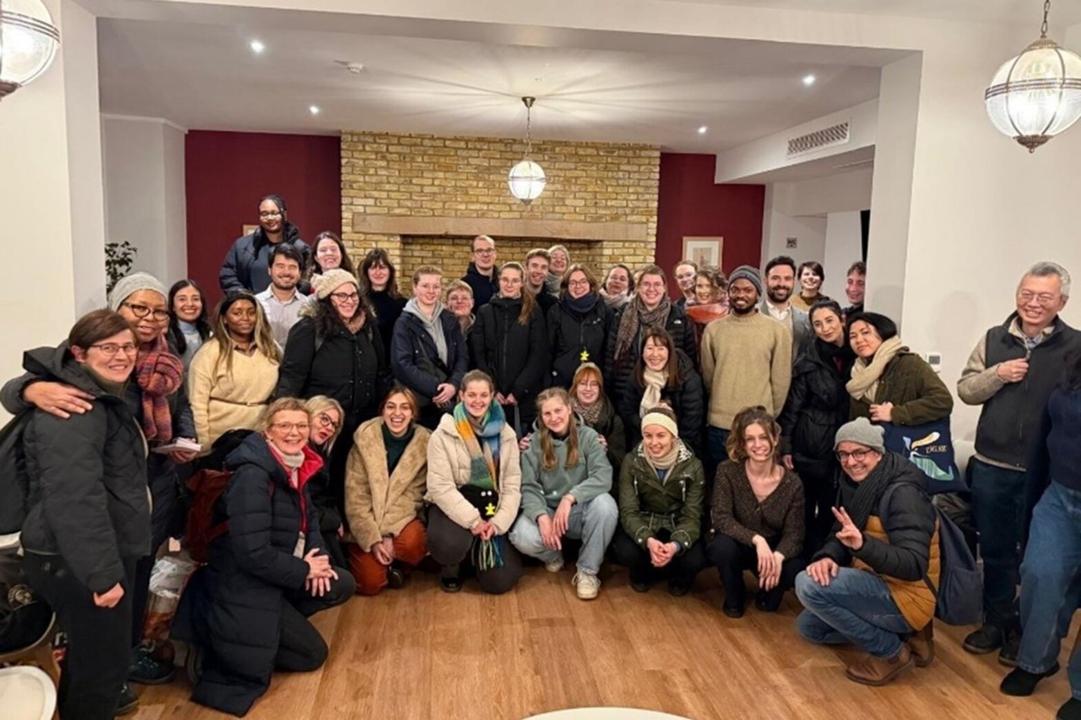 Eine Gruppe junger Menschen in einem Raum.