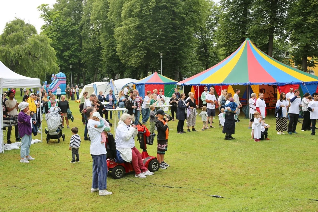 Viele Menschen auf einem Familenfest.