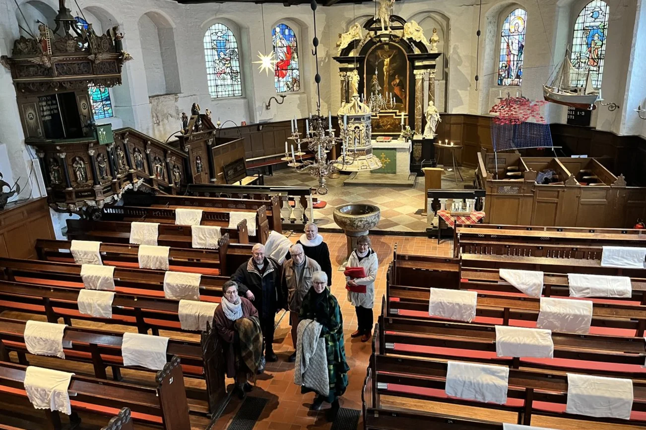 Menschen in einer Kirche