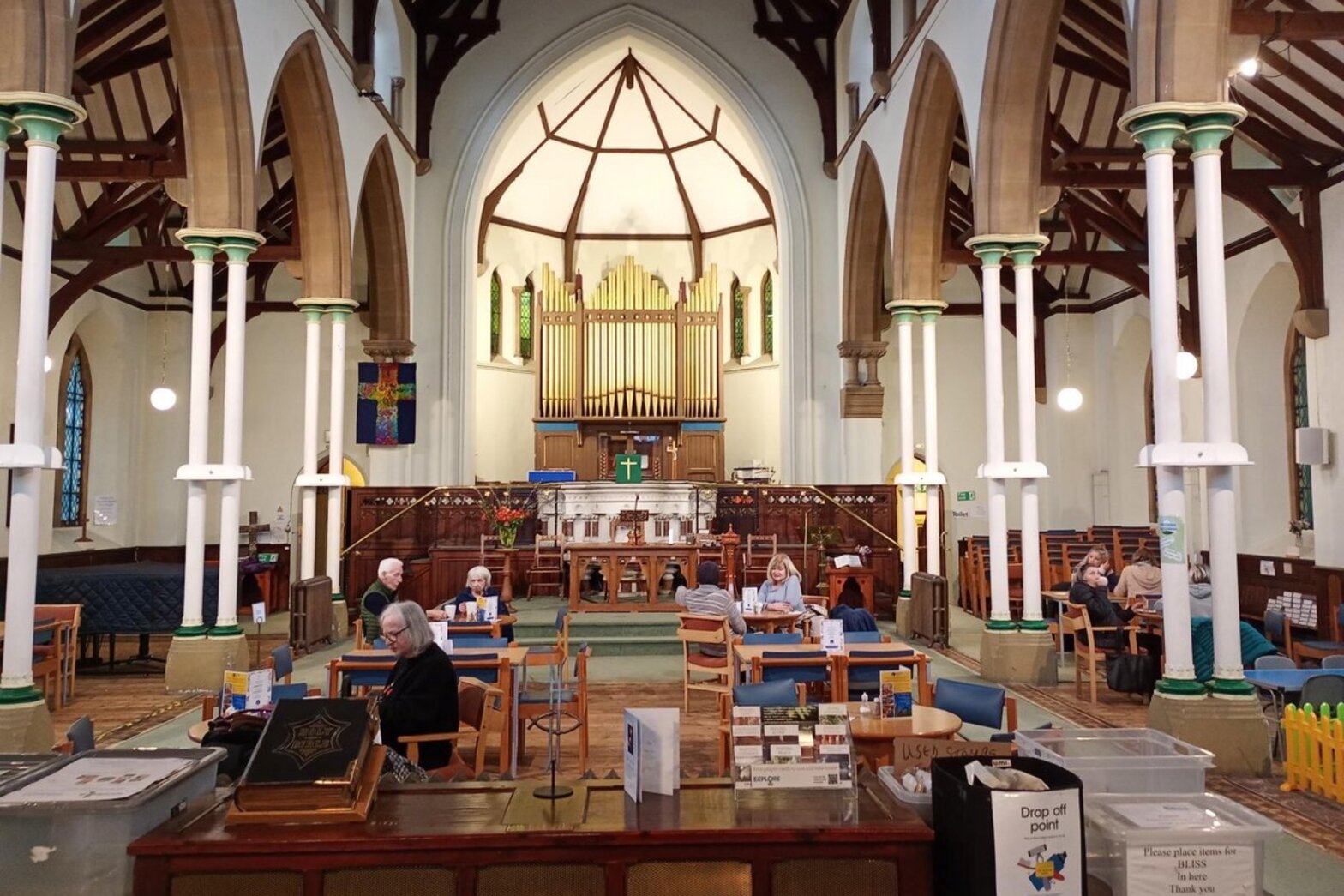 Blick in eine Kapelle mit Menschen