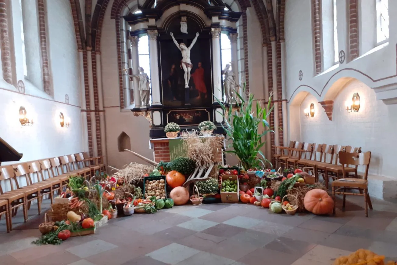 Altarraum in der St. Johanniskirche mit vielen, verschiedenen Erntegaben