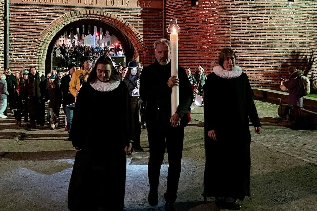 Menschen mit einer Kerze 