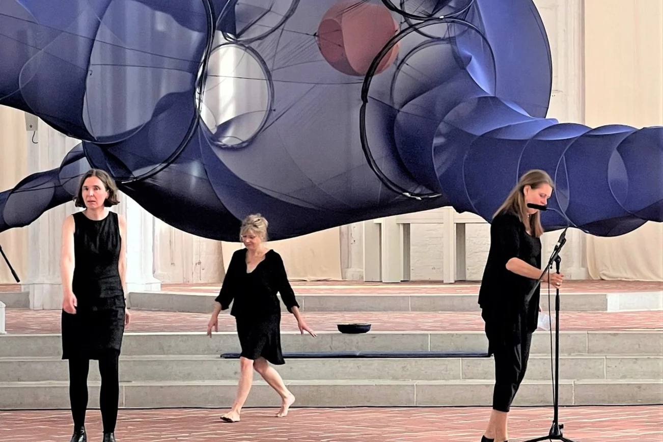 Frauen bewegen sich in einer Kirche.