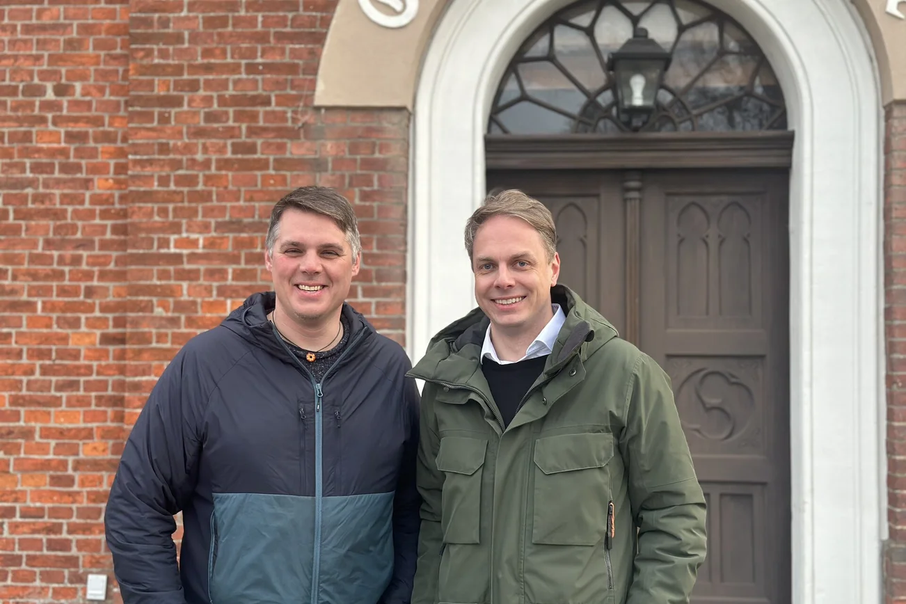 Zwei Menschen vor einer Kirche