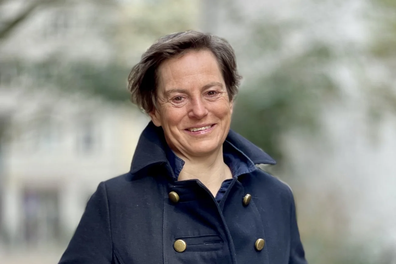 Eine Frau schaut in die Kamera