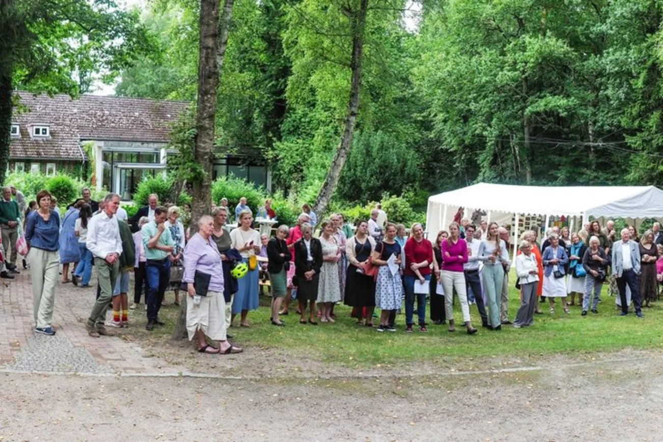 Festreden: Die Gemeinde lauscht