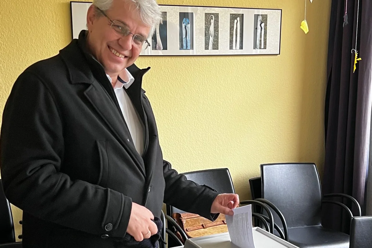 Mann an einer Wahlurne