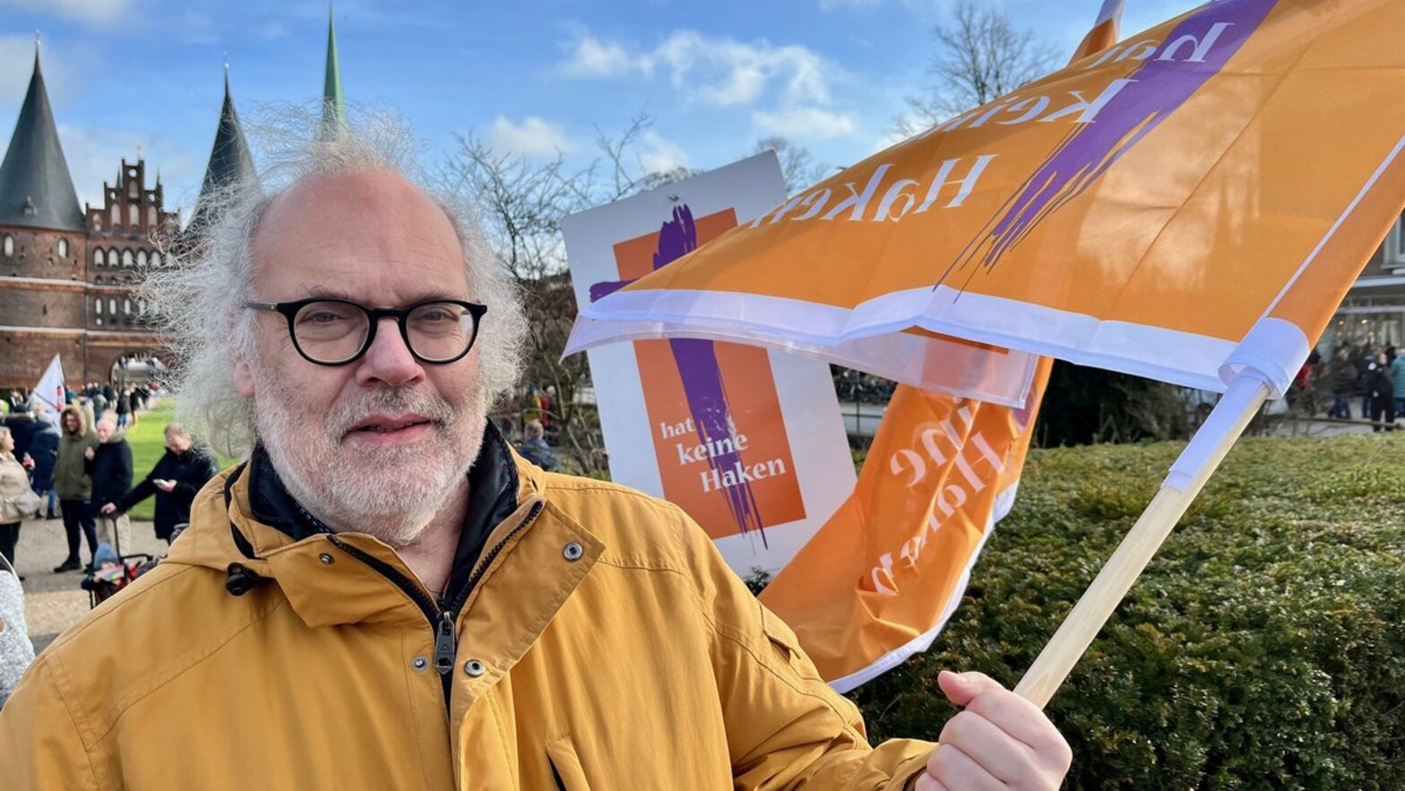 Mensch mit Kirchenflagge
