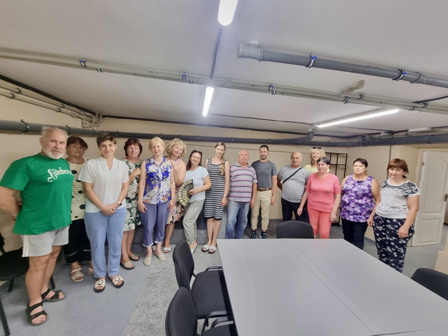 Menschen stehen in einem Raum