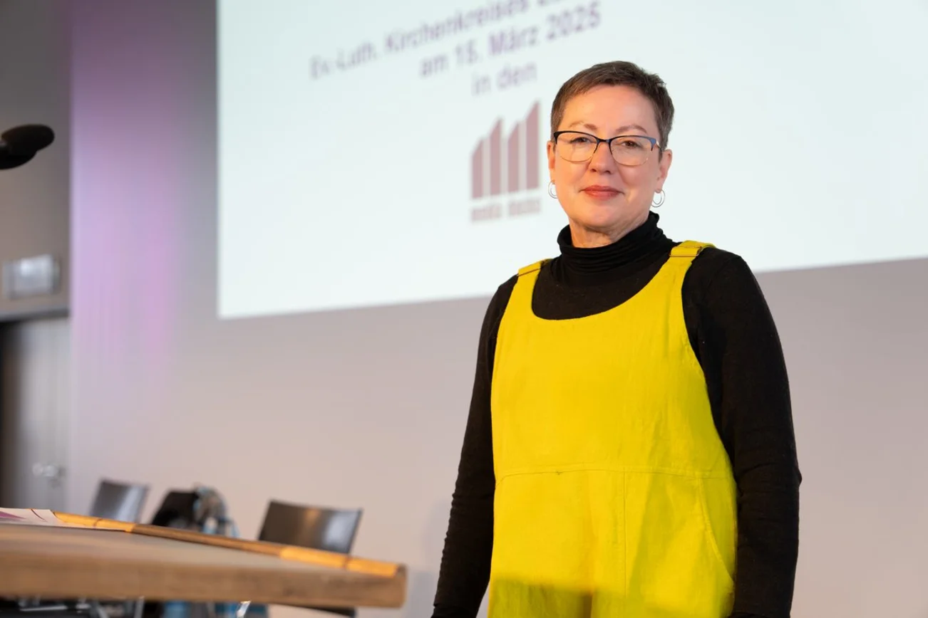 Eine Frau steht vor einer Bühne 