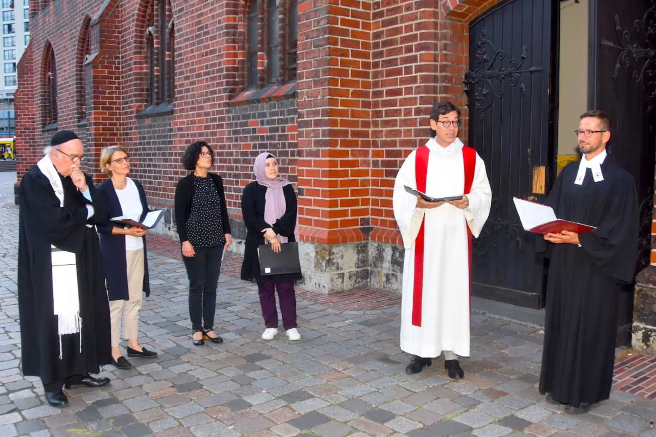 Multireligiöses Gebet für die Ukraine nach dem Unabhängigkeitstag in Berlin