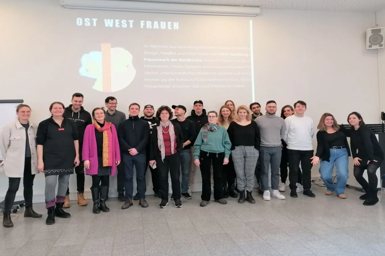 Menschen stehen vor der Präsentation Ost-West-Frauen