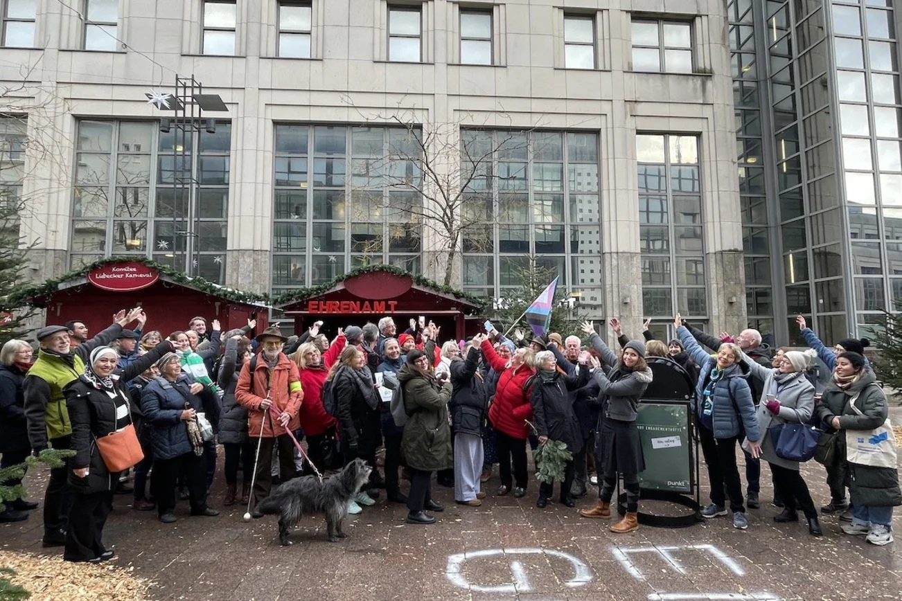 Menschen vor einer Bude