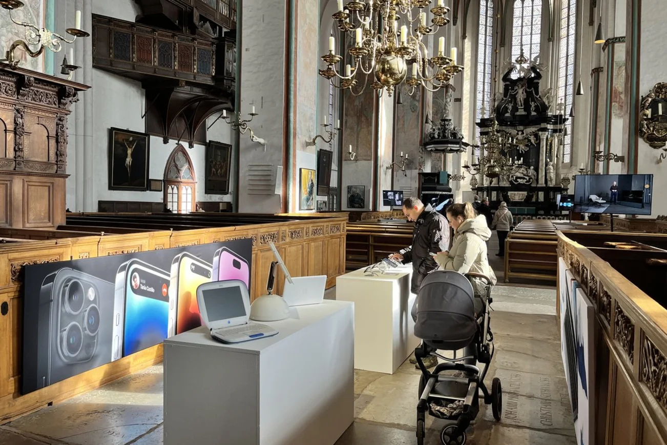 Blick in eine Kirche, in der Elektronik zu sehen ist