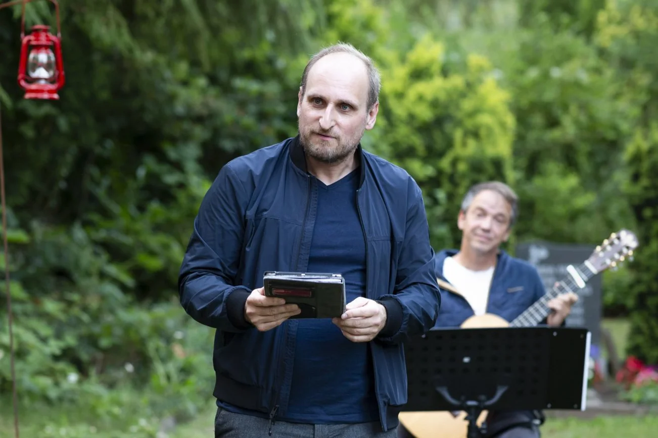 Zwei Männer auf einem Friedhof