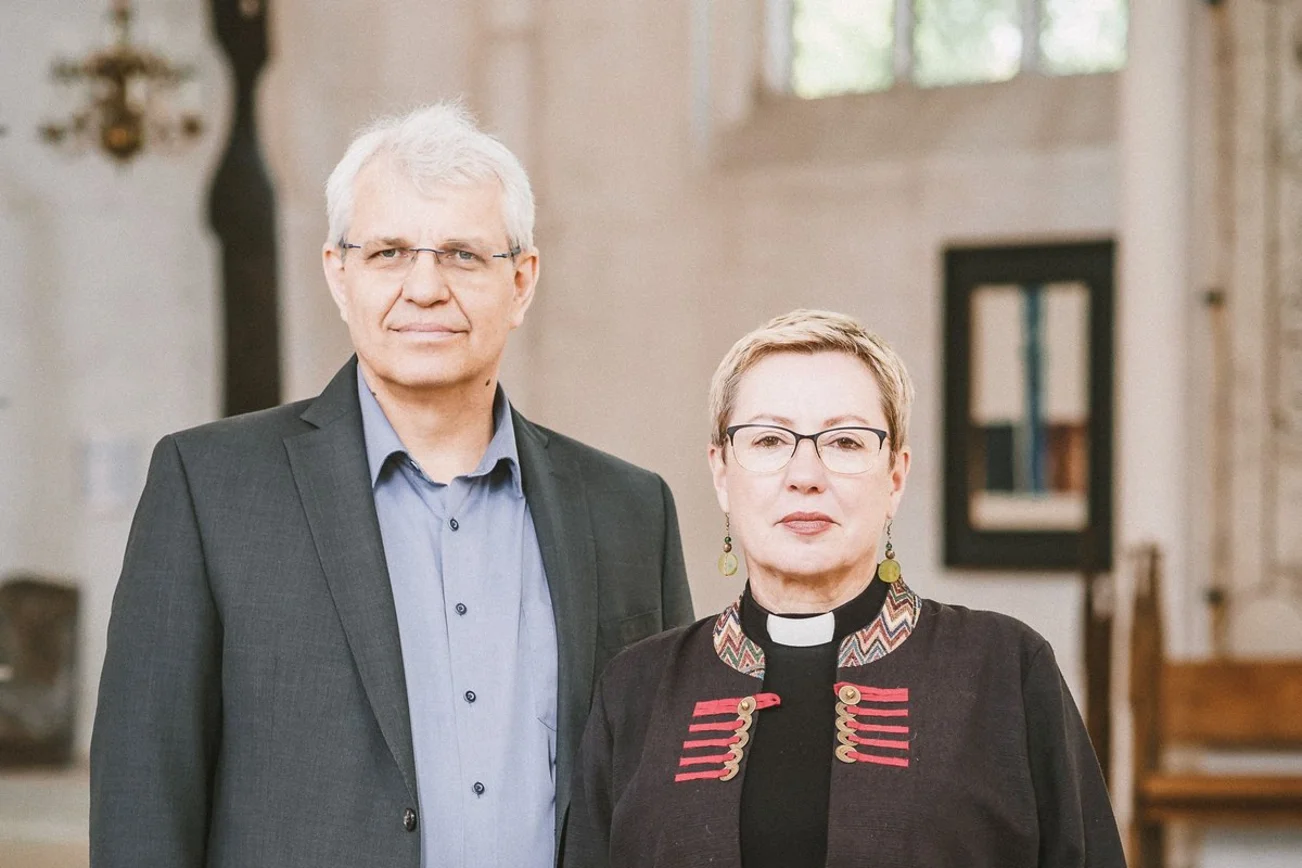 Ein Mann und eine Frau blicken in die Kamera.