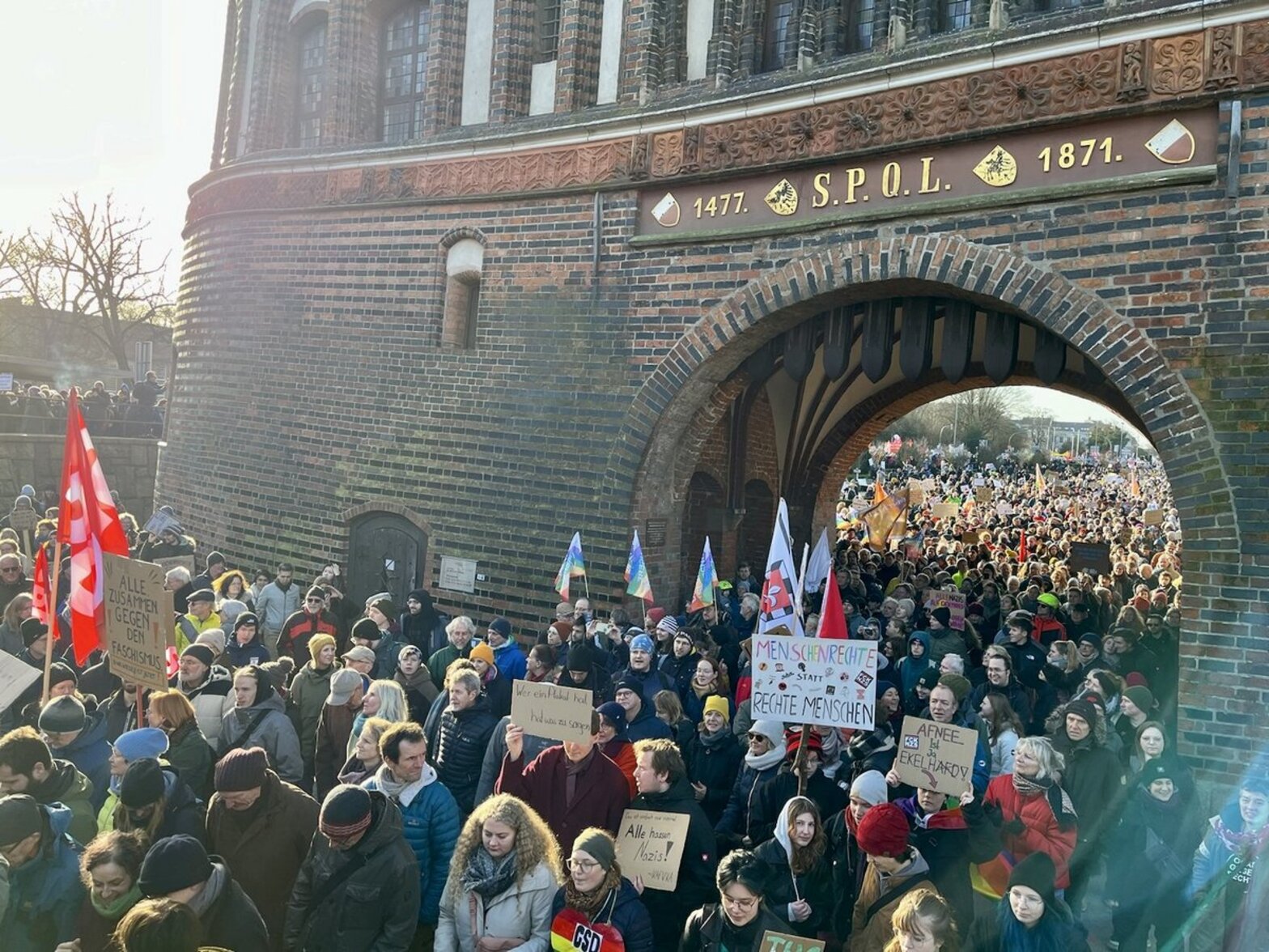 Menschen unterm Holstentor