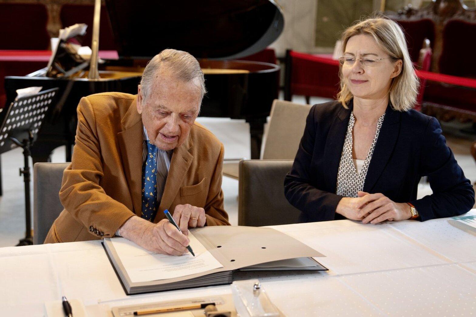 Zwei Menschen an einem Tisch 